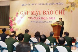 Đại tướng Ngô Xuân Lịch, Ủy viên Bộ Chính trị, Phó Bí thư Quân ủy Trung ương, Bộ trưởng Bộ Quốc phòng chủ trì cuộc gặp. (Ảnh: Dương Giang/TTXVN)