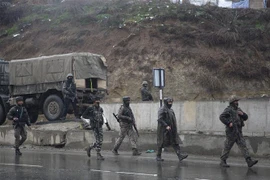 Binh sỹ Ấn Độ gác gần hiện trường vụ tấn công tại Jammu và Kashmir ngày 14/2. (Ảnh: THX/TTXVN)