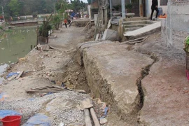 Đoạn đường thôn 1 Kênh Gà bị sụt lún. (Ảnh: Hải Yến/TTXVN)