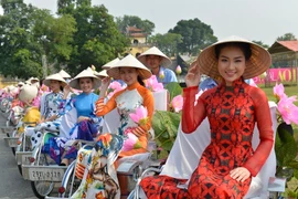 Thiếu nữ Hà Nội trong trang phục áo dài truyền thống. (Ảnh: Thanh Hà/TTXVN)