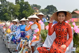 Thiếu nữ Hà Nội trong trang phục áo dài truyền thống. (Ảnh: Thanh Hà/TTXVN)