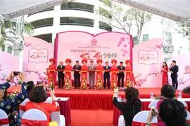 Lễ cắt băng khai mạc Phố Sách Xuân Kỷ Hợi 2019. (Ảnh: Nguyễn Thắng/TTXVN)