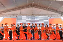 Các đại biểu cắt băng khánh thành. (Ảnh: Tuấn Anh/TTXVN)