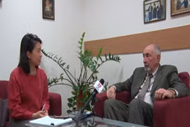 Giáo sư Georgi Tolora trả lời phỏng vấn phóng viên TTXVN. (Ảnh do cơ quan thường trú TTXVN tại Moskva cung cấp)