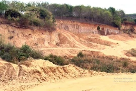 Khu vực này trở thành "đại công trường" nhưng chính quyền chức năng thành phố Kon Tum chưa có biện pháp xử lý hiệu quả. (Ảnh: Quang Thái/TTXVN)