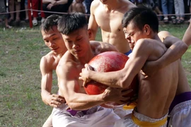Trai làng nô nức tham dự Lễ hội vật cầu truyền thống đình Thúy Lĩnh