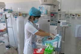Chăm sóc cho trẻ sơ sinh. (Ảnh minh họa: TTXVN)