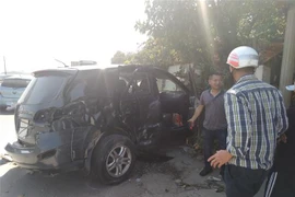 Xe 7 chỗ trong vụ tai nạn. (Ảnh: Khiếu Tư/TTXVN)