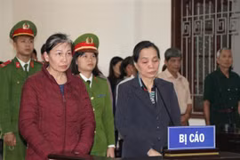Bị cáo Nguyễn Thị Tăng và bị cáo Nguyễn Thị Minh Tâm nghe Hội đồng xét xử tuyên án. (Ảnh: Vũ Hà/TTXVN)