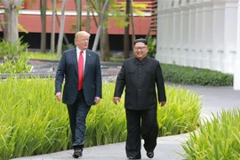 Chủ tịch Triều Tiên Kim Jong-un (phải) và Tổng thống Mỹ Donald Trump tại Hội nghị thượng đỉnh Mỹ-Triều lần thứ nhất ở Singapore ngày 12/6/2018. (Ảnh: AFP/ TTXVN)