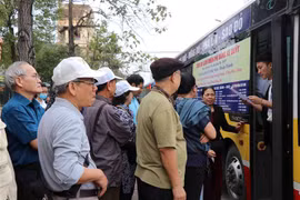 Du khách xếp hàng lên xe buýt du lịch miễn phí tại điểm đón thành phố Bắc Ninh. (Ảnh: Diệp Trương/TTXVN)