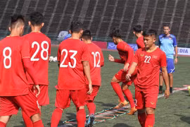 Các cầu thủ U22 Việt Nam tập luyện khá chú tâm. (Ảnh: Hoàng Linh/TTXVN)