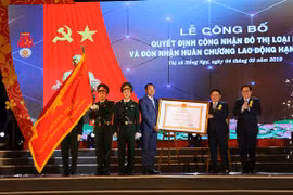 Thị xã Hồng Ngự, tỉnh Đồng Tháp vinh dự đón nhận Huân chương Lao động hạng Nhất. (Ảnh: Chương Đài/TTXVN)