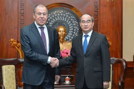 Bí thư Thành ủy Thành phố Hồ Chí Minh Nguyễn Thiện Nhân và Bộ trưởng Ngoại giao Liên bang Nga Sergel Lavrov. (Ảnh: Thành Chung/TTXVN)