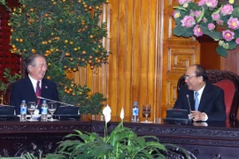 Thủ tướng Nguyễn Xuân Phúc tiếp ông Yoichi Kobayashi, Chủ tịch Ủy ban Hợp tác Kinh tế Nhật Bản-Mekong. (Ảnh: Thống Nhất/TTXVN)