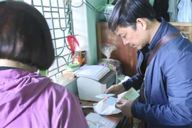 Lực lượng công an khám xét khẩn cấp nhà cậu ruột của Vương Văn Hùng. (Ảnh: TTXVN phát)