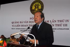Nhà thơ Hữu Thỉnh, Chủ tịch Hội Liên hiệp các Hội Văn học nghệ thuật Việt Nam phát biểu. (Ảnh: Quang Quyết/TTXVN)