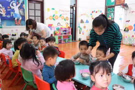 Giờ ăn của các trẻ trường Mầm non Thanh Khương, xã Thanh Khương, huyện Thuận Thành, tỉnh Bắc Ninh. (Ảnh: Diệp Trương/TTXVN)
