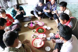 Bữa cơm không rượu, bia trong dịp Lễ tết, ma chay, cưới hỏi của bà con nhân dân trong bản Lao Chải 2. (Ảnh: Công Tuyên/TTXVN)
