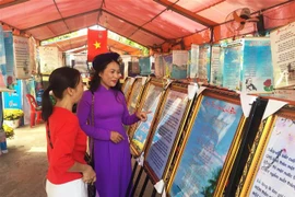 Các hội viên cùng nhau trao đổi kinh nghiệm sáng tác. (Ảnh: Gia Thuận/TTXVN)