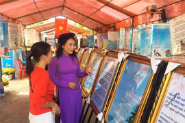 Các hội viên cùng nhau trao đổi kinh nghiệm sáng tác. (Ảnh: Gia Thuận/TTXVN)