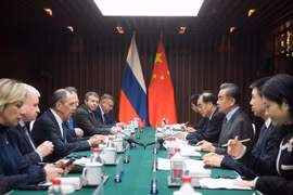 Ủy viên Quốc vụ kiêm Ngoại trưởng Trung Quốc Vương Nghị (phải) và Ngoại trưởng Nga Sergei Lavrov trong cuộc gặp tại Vũ Hán, tỉnh Chiết Giang, Trung Quốc, ngày 26/2/2019. (Ảnh: THX/ TTXVN)