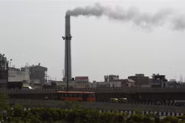 Khói bốc lên từ nhà máy nhiệt điện Badarpur ở thủ đô New Delhi, Ấn Độ ngày 5/6/2017. (Ảnh: AFP/ TTXVN)