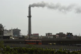 Khói bốc lên từ nhà máy nhiệt điện Badarpur ở thủ đô New Delhi, Ấn Độ ngày 5/6/2017. (Ảnh: AFP/ TTXVN)