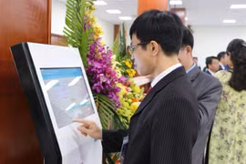 Cán bộ, nhân dân Hải Dương tìm hiểu dịch vụ tại Trung tâm. (Ảnh: Mạnh Minh/TTXVN)