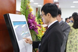 Cán bộ, nhân dân Hải Dương tìm hiểu dịch vụ tại Trung tâm. (Ảnh: Mạnh Minh/TTXVN)