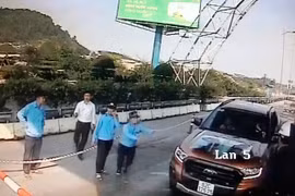Một lái xe cố tình đâm barie, vượt trạm thu phí Bến Thủy 2