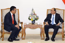 Thủ tướng Nguyễn Xuân Phúc tiếp ông Roongrote Rangsiyopash, Chủ tịch kiêm Tổng giám đốc Tập đoàn SCG Thái Lan. (Ảnh: Thống Nhất/TTXVN)