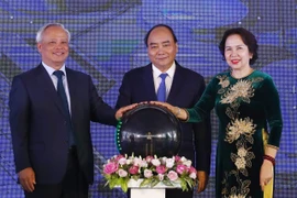 Thủ tướng Nguyễn Xuân Phúc và Phó Chủ tịch Quốc hội Uông Chu Lưu thực hiện nghi thức khánh thành Tổng kho và Bến cảng xăng dầu DKC PETRO tỉnh Nghệ An. (Ảnh: Thống Nhất/TTXVN)