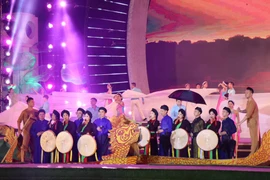 Tiết mục biểu diễn hát dân ca quan họ trên thuyền trong chương trình 'Về miền Quan họ' năm 2019. (Ảnh: Diệp Trương/TTXVN)