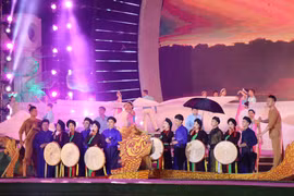 Tiết mục biểu diễn hát dân ca quan họ trên thuyền trong chương trình 'Về miền Quan họ' năm 2019. (Ảnh: Diệp Trương/TTXVN)