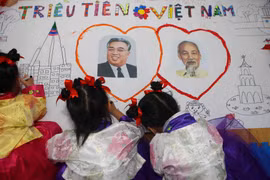 Các bé trong lớp học mang tên Kim Nhật Thành tham gia vẽ bức tranh về chủ đề Tình hữu nghị giữa hai nước Việt Nam-Triều Tiên. (Ảnh: Thanh Tùng/TTXVN)