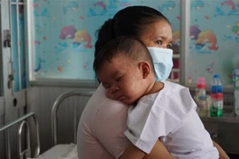 Bệnh nhi mắc bệnh sởi đang điều trị tại Bệnh viện Bệnh Nhiệt đới Thành phố Hồ Chí Minh. (Ảnh: Đinh Hằng/TTXVN)