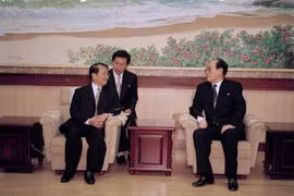 Ngày 3/5/2002, tại Thủ đô Bình Nhưỡng, Chủ tịch Đoàn Chủ tịch Hội nghị Nhân dân tối cao Triều Tiên Kim Yong-nam tiếp Chủ tịch nước Trần Đức Lương thăm chính thức CHDCND Triều Tiên từ ngày 2/5 - 5/5/2002. (Ảnh: Trọng Nghiệp/TTXVN