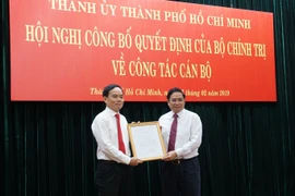 Đồng chí Phạm Minh Chính, Trưởng Ban Tổ chức Trung ương trao quyết định của Bộ Chính trị cho đồng chí Trần Lưu Quang. (Ảnh: Anh Tuấn/TTXVN)