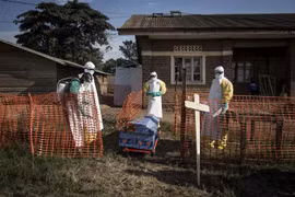 Nhân viên y tế phun thuốc khử trùng xung quanh một quan tài của bệnh nhân nhiễm Ebola tại Beni, CHDC Congo ngày 13/8/2018. (Ảnh: AFP/ TTXVN)