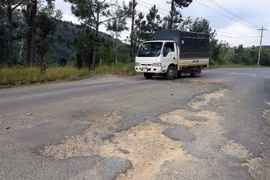 Nhiều đoạn trên đèo Mimosa bị xuống cấp nghiêm trọng, ảnh hưởng lớn đến an toàn giao thông. (Nguồn: Báo Lâm Đồng)