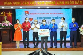 Trung ương Đoàn cùng các đơn vị trao tặng 81.400 túi quà an sinh trị giá 20 tỷ 350 triệu đồng cho Thành phố Hồ Chí Minh và tỉnh Đồng Nai qua hình thức trực tuyến. (Ảnh: Minh Đức/TTXVN)