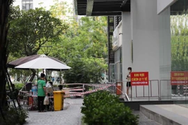 Tòa nhà Park 7, khu đô thị Times City được phong tỏa tạm thời để truy vết người liên quan ca dương tính SARS-CoV-2. (Ảnh: Thanh Tùng/TTXVN)