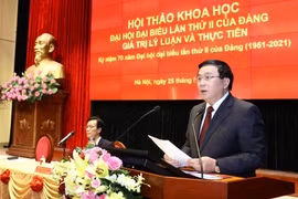 Giáo sư-tiến sỹ Nguyễn Xuân Thắng, Ủy viên Bộ Chính trị, Giám đốc Học viện Chính trị quốc gia Hồ Chí Minh, Chủ tịch Hội đồng Lý luận Trung ương phát biểu khai mạc và Báo cáo đề dẫn Hội thảo tại điểm cầu Hà Nội. (Ảnh: Văn Điệp/TTXVN)