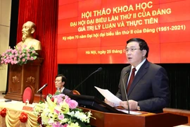 Giáo sư-tiến sỹ Nguyễn Xuân Thắng, Ủy viên Bộ Chính trị, Giám đốc Học viện Chính trị quốc gia Hồ Chí Minh, Chủ tịch Hội đồng Lý luận Trung ương phát biểu khai mạc và Báo cáo đề dẫn Hội thảo tại điểm cầu Hà Nội. (Ảnh: Văn Điệp/TTXVN)