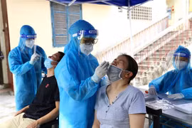 Xét nghiệm COVID-19 cho dân cư phường Thành Nhàn, quận Hai Bà Trưng, Hà Nội. (Ảnh: Hoàng Hiếu/TTXVN)