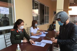Hướng dẫn công dân khai báo y tế điện tử tại các chốt kiểm soát dịch bệnh COVID-19 ở Hải Phòng. (Ảnh: TTXVN phát)