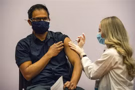 Tiêm vaccine ngừa COVID-19 tại Hartford, Connecticut (Mỹ). (Ảnh: AFP/TTXVN)