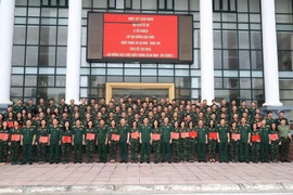 Lãnh đạo Học viện với các học viên trong ngày trao bằng tốt nghiệp. (Ảnh: Trọng Đức/TTXVN)