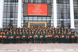 Lãnh đạo Học viện với các học viên trong ngày trao bằng tốt nghiệp. (Ảnh: Trọng Đức/TTXVN)